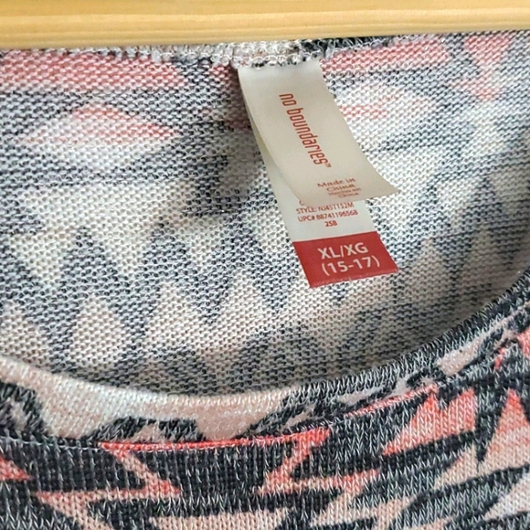 Item #25 Aztek 3/4 sleeve top - Picture 2 of 4